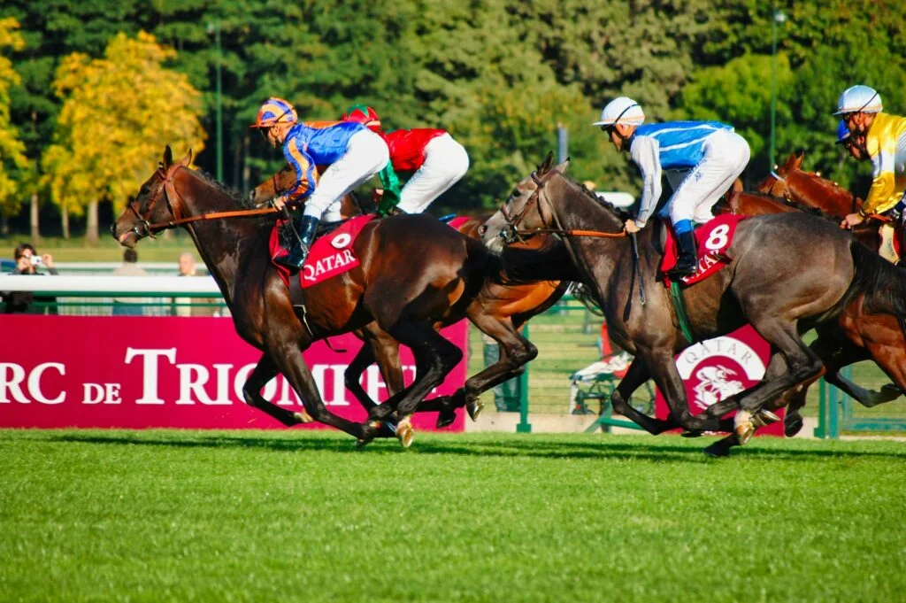 Prix de l’Arc de Triomphe : tribune privée, élégance et traditions