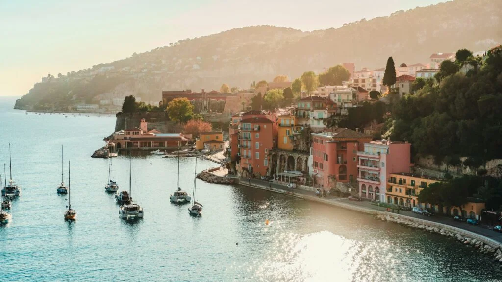 Illustration de l’article : L’été sur la Côte d’Azur : préparer une saison à Saint-Tropez, Cap Ferrat et Antibes