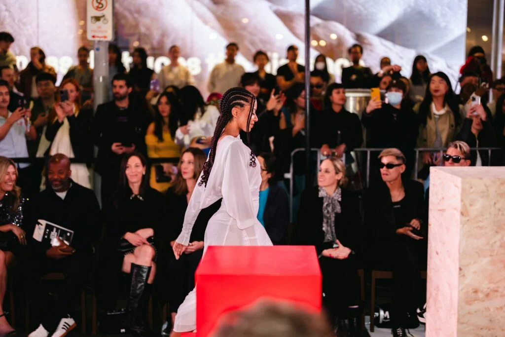 Illustration de l’article : Paris Fashion Week : l’art de la semaine sur-mesure